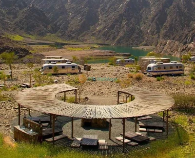 Excursion dans les montagnes de Hatta depuis Dubaï - Aujourd'hui, la structure trône fièrement à un point culminant de Hatta, offrant aux visiteurs des vues préservées de sa beauté naturelle. Un site incontournable pour toute personne venant à Hatta. L'emblématique montagne de Hatta est un symbole iconique située au sommet le plus élevé des montagnes visibles de tous ceux qui entrent à Hatta. Hauteur de 60 mètres et illuminant le ciel nocturne, c'est un excellent point de repère vers lequel randonner et capturer cette photo mémorable. Excursion dans les montagnes de Hatta depuis Dubaï - Image 2 sur 5