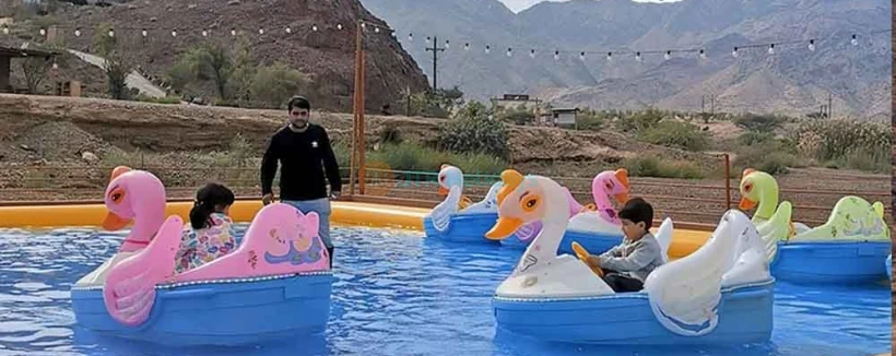 Excursion dans les montagnes de Hatta depuis Dubaï - Aujourd'hui, la structure trône fièrement à un point culminant de Hatta, offrant aux visiteurs des vues préservées de sa beauté naturelle. Un site incontournable pour toute personne venant à Hatta. L'emblématique montagne de Hatta est un symbole iconique située au sommet le plus élevé des montagnes visibles de tous ceux qui entrent à Hatta. Hauteur de 60 mètres et illuminant le ciel nocturne, c'est un excellent point de repère vers lequel randonner et capturer cette photo mémorable. Excursion dans les montagnes de Hatta depuis Dubaï - Image 3 sur 5
