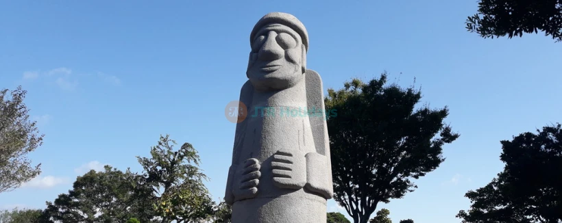 精灵花园济州 - 精灵花园济州是位于济州市的一个美丽且富有创意的花园。体验精灵花园济州的宁静氛围,这里是艺术与自然的融合之地。精灵花园济州拥有七个小花园,被誉为世界上最美丽的花园之一。探索1968年由农夫成凡英创建的精灵花园济州背后的哲学与创意。精灵花园济州是来济州旅游的必访景点,提供自然与艺术的独特结合。 精灵花园济州 - 图片 4 的 5
