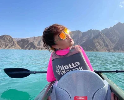 Excursion dans les montagnes de Hatta depuis Dubaï - Aujourd'hui, la structure trône fièrement à un point culminant de Hatta, offrant aux visiteurs des vues préservées de sa beauté naturelle. Un site incontournable pour toute personne venant à Hatta. L'emblématique montagne de Hatta est un symbole iconique située au sommet le plus élevé des montagnes visibles de tous ceux qui entrent à Hatta. Hauteur de 60 mètres et illuminant le ciel nocturne, c'est un excellent point de repère vers lequel randonner et capturer cette photo mémorable. Excursion dans les montagnes de Hatta depuis Dubaï - Image 5 sur 5