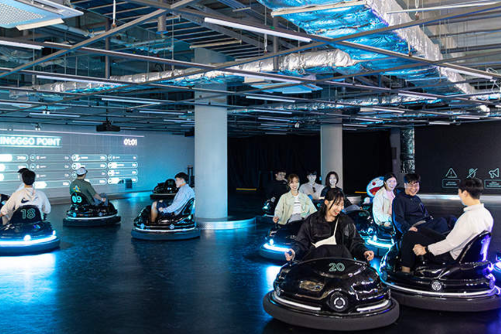 Parc 9.81 Jeju - Le Parc 9.81 Jeju propose une aventure excitante où vous pouvez vivre des descentes défiant la gravité et des vues imprenables sur Jeju. Au Parc 9.81 Jeju, profitez d'une course en descente palpitante à la vitesse de la gravité et laissez-vous émerveiller par les panoramas du mont Halla. Le Parc 9.81 Jeju est parfait pour les amateurs d'adrénaline, avec des véhicules conçus pour le plaisir à grande vitesse. Après la course, détendez-vous et profitez de diverses attractions intérieures comme le laser game et les autos tamponneuses. Visitez le Parc 9.81 Jeju pour une expérience inoubliable au cœur de l'île de Jeju ! Parc 9.81 Jeju - Image 2 sur 5