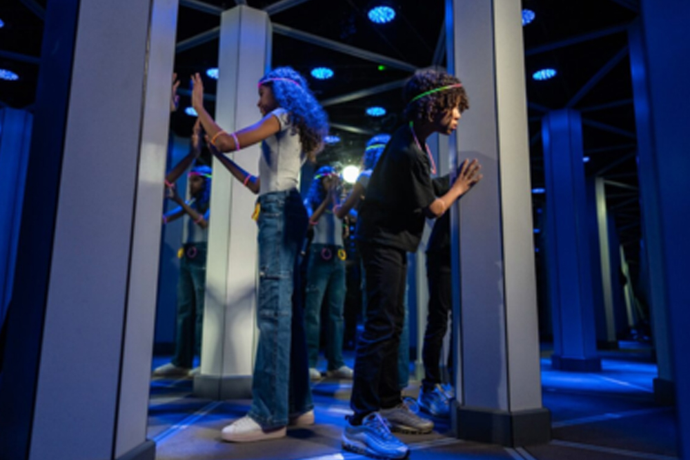 Entrada al Laberinto de Espejos en American Dream - Entra en un mundo de ilusiones con una entrada al Laberinto de Espejos en American Dream. Navega a través de reflejos infinitos, deslumbrantes luces de neón y caminos que desafían la mente para una aventura divertida y desafiante. Pon a prueba tus sentidos mientras encuentras la salida del laberinto capturando fotos increíbles. Entrada al Laberinto de Espejos en American Dream - Imagen 1 de 5