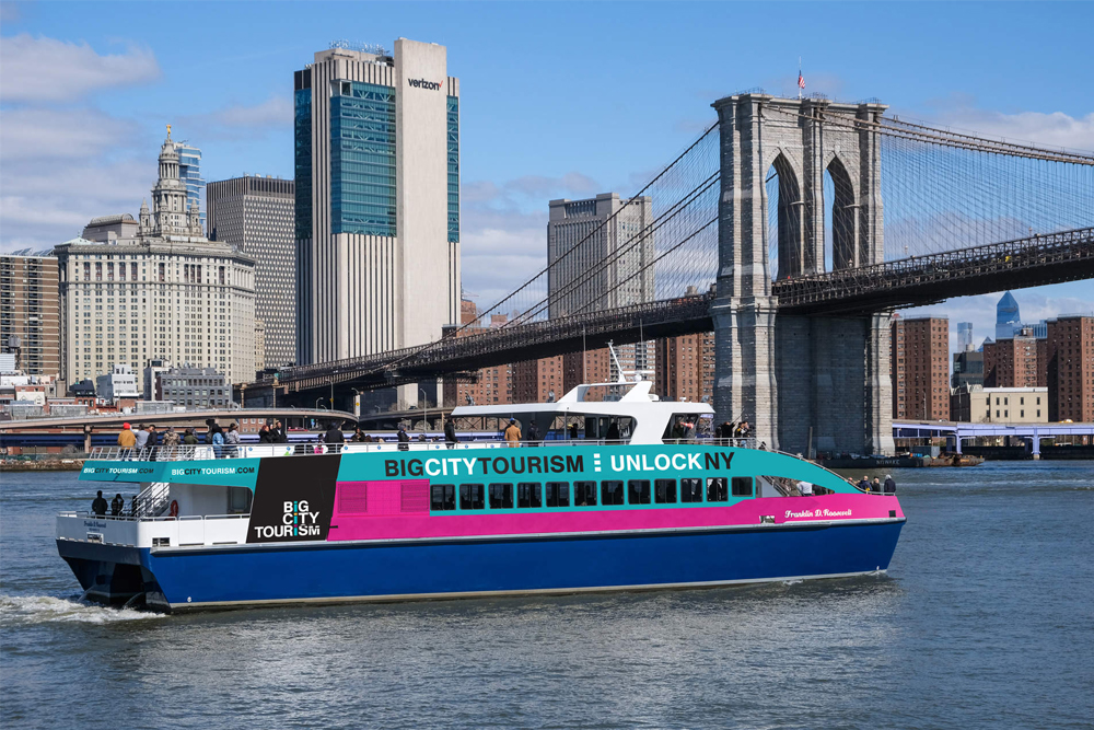 Crucero Estatua de la Libertad Freedom en Nueva York - Experimenta el Crucero Estatua de la Libertad Freedom en Nueva York y disfruta de vistas impresionantes de la Estatua de la Libertad, Ellis Island y el skyline de NYC. Relájate en un tour ecológico en barco con un crucero panorámico por el puerto y una parada fotográfica de 10 minutos cerca de Lady Liberty. ¡Reserva ahora para una aventura turística inolvidable! Crucero Estatua de la Libertad Freedom en Nueva York - Imagen 1 de 5