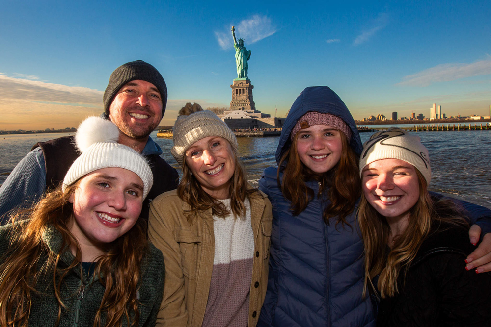Crucero Estatua de la Libertad Freedom en Nueva York - Experimenta el Crucero Estatua de la Libertad Freedom en Nueva York y disfruta de vistas impresionantes de la Estatua de la Libertad, Ellis Island y el skyline de NYC. Relájate en un tour ecológico en barco con un crucero panorámico por el puerto y una parada fotográfica de 10 minutos cerca de Lady Liberty. ¡Reserva ahora para una aventura turística inolvidable! Crucero Estatua de la Libertad Freedom en Nueva York - Imagen 2 de 5