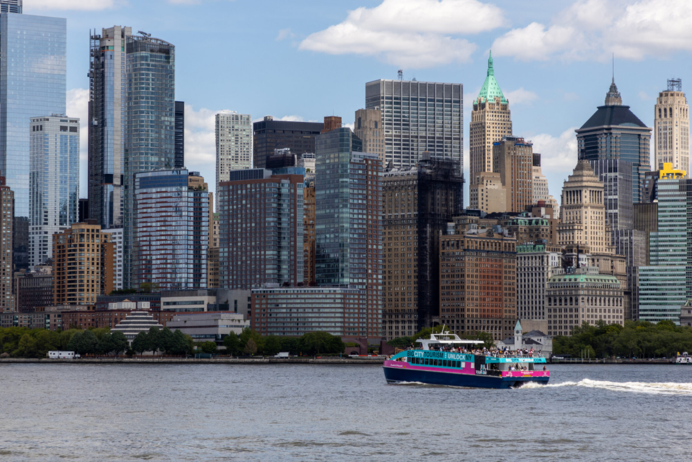 Crucero Estatua de la Libertad Freedom en Nueva York - Experimenta el Crucero Estatua de la Libertad Freedom en Nueva York y disfruta de vistas impresionantes de la Estatua de la Libertad, Ellis Island y el skyline de NYC. Relájate en un tour ecológico en barco con un crucero panorámico por el puerto y una parada fotográfica de 10 minutos cerca de Lady Liberty. ¡Reserva ahora para una aventura turística inolvidable! Crucero Estatua de la Libertad Freedom en Nueva York - Imagen 3 de 5