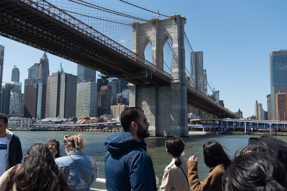 Crucero Estatua de la Libertad Freedom en Nueva York - Experimenta el Crucero Estatua de la Libertad Freedom en Nueva York y disfruta de vistas impresionantes de la Estatua de la Libertad, Ellis Island y el skyline de NYC. Relájate en un tour ecológico en barco con un crucero panorámico por el puerto y una parada fotográfica de 10 minutos cerca de Lady Liberty. ¡Reserva ahora para una aventura turística inolvidable! Crucero Estatua de la Libertad Freedom en Nueva York - Imagen 4 de 5