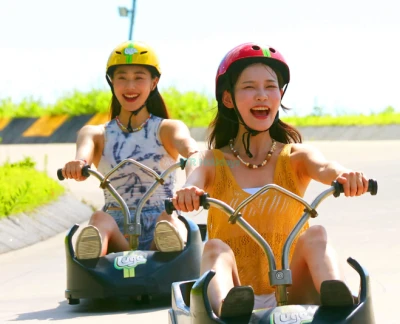 스카이라인 루지 부산 - 스카이라인 루지 부산에서 짜릿한 트랙을 미끄러지며 경치 좋은 풍경을 즐겨보세요. 스카이라인 루지 부산에서는 각각 100미터 이상의 내리막 즐거움이 있는 네 가지 독특한 루지 트랙 중 선택할 수 있습니다. 스카이라인 루지 부산의 스카이라이드로 오시리아 테마파크와 동부 산맥의 멋진 전경을 감상해보세요. 모험을 원하든 아름다운 경치를 원하든, 스카이라인 루지 부산은 모두를 위한 무언가를 제공합니다. 스카이라인 루지 부산에서 잊지 못할 경험을 놓치지 마세요! 스카이라인 루지 부산 - 이미지 2 중 5