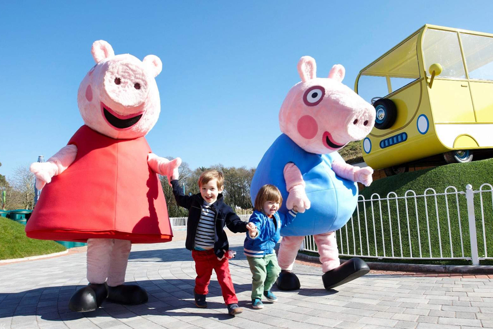 ポールトンズ・パークのペッパピッグ・ワールド - ポールトンズ・パークのペッパピッグ・ワールドを訪れて、家族で楽しめるアドベンチャーを満喫してください。9つのテーマライドを楽しみ、ペッパと仲間たちに会い、色とりどりの遊び場を探検しましょう。イギリス有数のファミリー向けテーマパークで、ペッパピッグファンにとって完璧な一日です! ポールトンズ・パークのペッパピッグ・ワールド - 画像 1 の 5