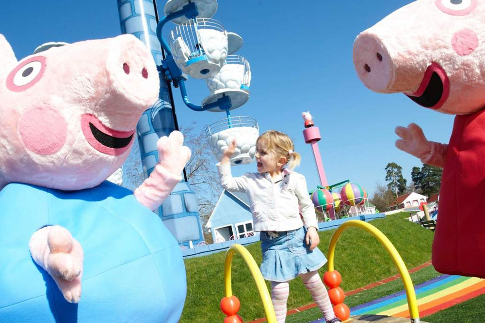 ポールトンズ・パークのペッパピッグ・ワールド - ポールトンズ・パークのペッパピッグ・ワールドを訪れて、家族で楽しめるアドベンチャーを満喫してください。9つのテーマライドを楽しみ、ペッパと仲間たちに会い、色とりどりの遊び場を探検しましょう。イギリス有数のファミリー向けテーマパークで、ペッパピッグファンにとって完璧な一日です! ポールトンズ・パークのペッパピッグ・ワールド - 画像 5 の 5