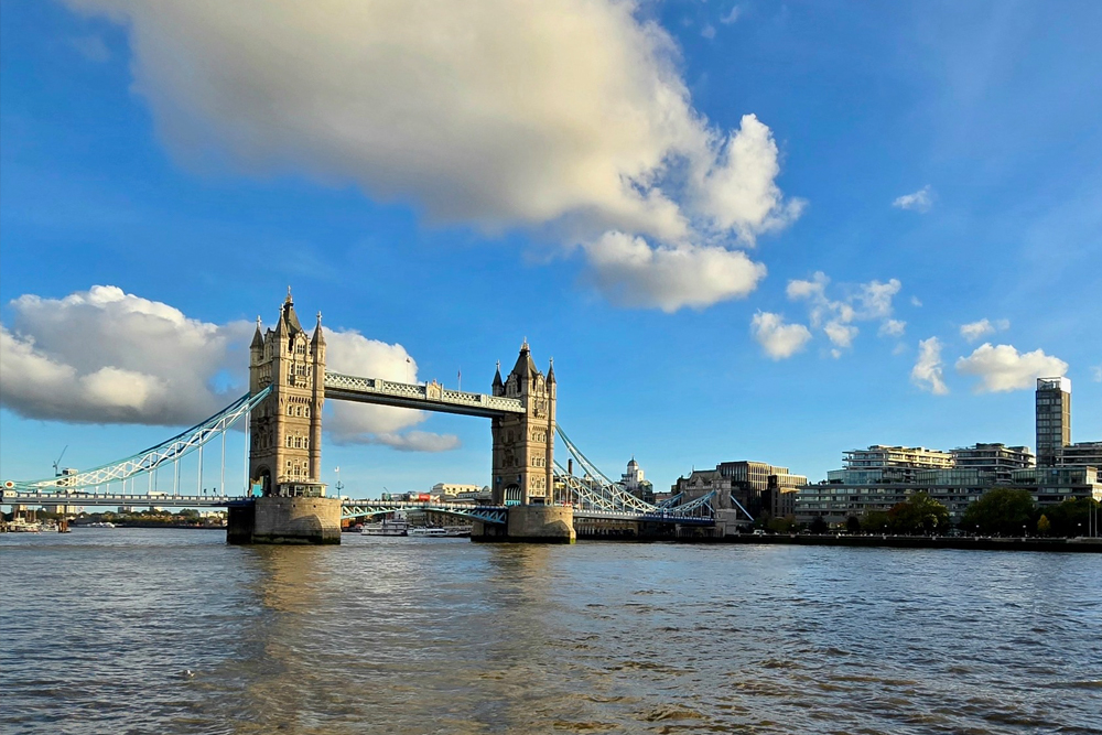 Tower Bridge Ticket in London - Buchen Sie Ihr Tower Bridge Ticket und erkunden Sie eines der berühmtesten Wahrzeichen Londons. Gehen Sie über den 43 Meter hohen Glasgang für atemberaubende Ausblicke auf die Themse. Entdecken Sie die originalen viktorianischen Dampfmaschinen und erfahren Sie die faszinierende Geschichte der Brücke durch interaktive Ausstellungen. Erleben Sie die Magie der Tower Bridge und planen Sie noch heute Ihren Besuch! Tower Bridge Ticket in London - Bild 1 von 5