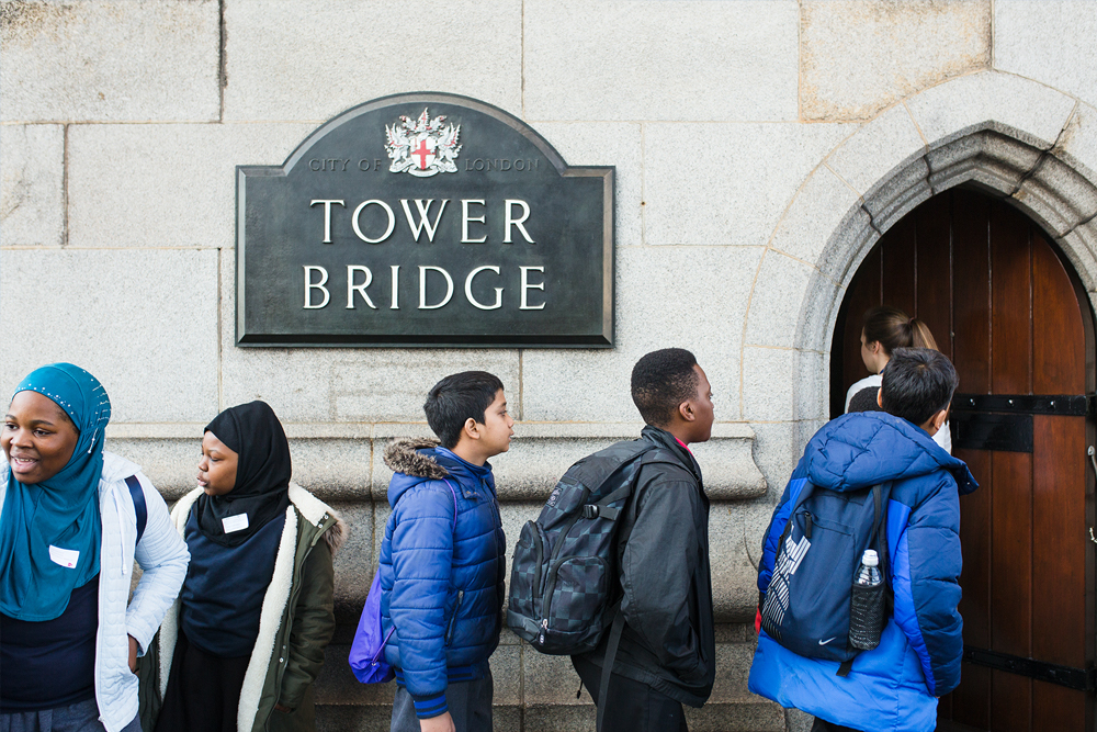 Tower Bridge Ticket in London - Buchen Sie Ihr Tower Bridge Ticket und erkunden Sie eines der berühmtesten Wahrzeichen Londons. Gehen Sie über den 43 Meter hohen Glasgang für atemberaubende Ausblicke auf die Themse. Entdecken Sie die originalen viktorianischen Dampfmaschinen und erfahren Sie die faszinierende Geschichte der Brücke durch interaktive Ausstellungen. Erleben Sie die Magie der Tower Bridge und planen Sie noch heute Ihren Besuch! Tower Bridge Ticket in London - Bild 2 von 5
