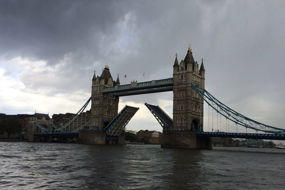 Tower Bridge Ticket in London - Buchen Sie Ihr Tower Bridge Ticket und erkunden Sie eines der berühmtesten Wahrzeichen Londons. Gehen Sie über den 43 Meter hohen Glasgang für atemberaubende Ausblicke auf die Themse. Entdecken Sie die originalen viktorianischen Dampfmaschinen und erfahren Sie die faszinierende Geschichte der Brücke durch interaktive Ausstellungen. Erleben Sie die Magie der Tower Bridge und planen Sie noch heute Ihren Besuch! Tower Bridge Ticket in London - Bild 3 von 5