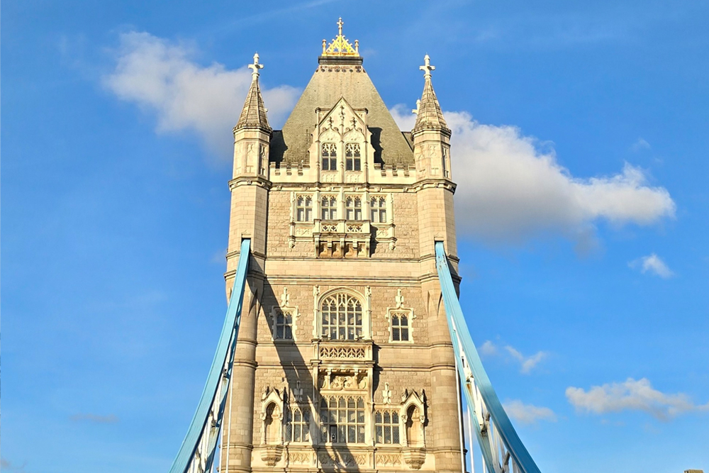 Tower Bridge Ticket in London - Buchen Sie Ihr Tower Bridge Ticket und erkunden Sie eines der berühmtesten Wahrzeichen Londons. Gehen Sie über den 43 Meter hohen Glasgang für atemberaubende Ausblicke auf die Themse. Entdecken Sie die originalen viktorianischen Dampfmaschinen und erfahren Sie die faszinierende Geschichte der Brücke durch interaktive Ausstellungen. Erleben Sie die Magie der Tower Bridge und planen Sie noch heute Ihren Besuch! Tower Bridge Ticket in London - Bild 5 von 5