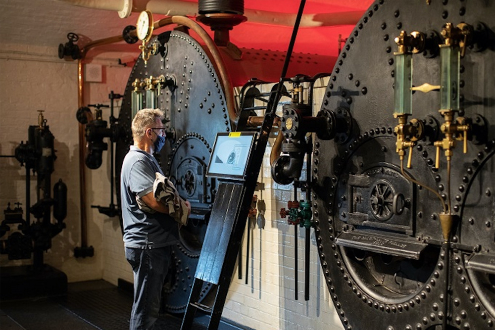 Tower Bridge Ticket in London - Buchen Sie Ihr Tower Bridge Ticket und erkunden Sie eines der berühmtesten Wahrzeichen Londons. Gehen Sie über den 43 Meter hohen Glasgang für atemberaubende Ausblicke auf die Themse. Entdecken Sie die originalen viktorianischen Dampfmaschinen und erfahren Sie die faszinierende Geschichte der Brücke durch interaktive Ausstellungen. Erleben Sie die Magie der Tower Bridge und planen Sie noch heute Ihren Besuch! Tower Bridge Ticket in London - Bild 4 von 5