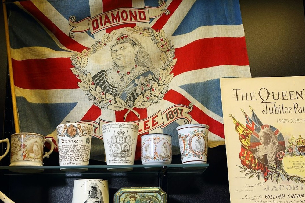 Museum der Marken London - Entdecken Sie das Museum der Marken in London und erkunden Sie 200 Jahre Konsumkultur, Werbung und Verpackungsdesign. Gehen Sie durch den Zeit-Tunnel, um die Entwicklung berühmter Marken und Alltagsprodukte zu sehen. Erfahren Sie mehr über die Geschichte des Sammelns und genießen Sie das beeindruckende Archiv, das von Robert Opie begonnen wurde. Ein Muss für Historiker, Marketing- und Designliebhaber! Museum der Marken London - Bild 1 von 5