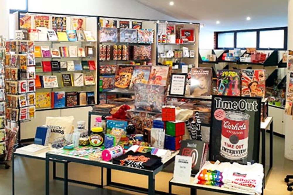 Museum der Marken London - Entdecken Sie das Museum der Marken in London und erkunden Sie 200 Jahre Konsumkultur, Werbung und Verpackungsdesign. Gehen Sie durch den Zeit-Tunnel, um die Entwicklung berühmter Marken und Alltagsprodukte zu sehen. Erfahren Sie mehr über die Geschichte des Sammelns und genießen Sie das beeindruckende Archiv, das von Robert Opie begonnen wurde. Ein Muss für Historiker, Marketing- und Designliebhaber! Museum der Marken London - Bild 3 von 5