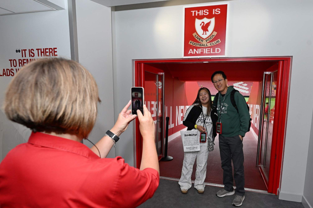 Liverpool FC Museum - Entdecken Sie das Liverpool FC Museum und erforschen Sie die reiche Geschichte der Reds am Anfield. Sehen Sie ikonische Trophäen, legendäres Memorabilien und unvergessliche Momente, die den Verein geprägt haben. Das Liverpool FC Museum bietet ein interaktives Erlebnis für Fans jeden Alters. Lernen Sie die größten Spieler, Siege und Traditionen des Liverpool FC kennen. Besuchen Sie das Liverpool FC Museum für eine unverzichtbare Reise durch die Fußballgeschichte! Liverpool FC Museum - Bild 2 von 5