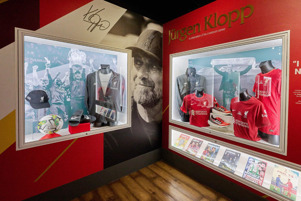 Liverpool FC Museum - Entdecken Sie das Liverpool FC Museum und erforschen Sie die reiche Geschichte der Reds am Anfield. Sehen Sie ikonische Trophäen, legendäres Memorabilien und unvergessliche Momente, die den Verein geprägt haben. Das Liverpool FC Museum bietet ein interaktives Erlebnis für Fans jeden Alters. Lernen Sie die größten Spieler, Siege und Traditionen des Liverpool FC kennen. Besuchen Sie das Liverpool FC Museum für eine unverzichtbare Reise durch die Fußballgeschichte! Liverpool FC Museum - Bild 3 von 5