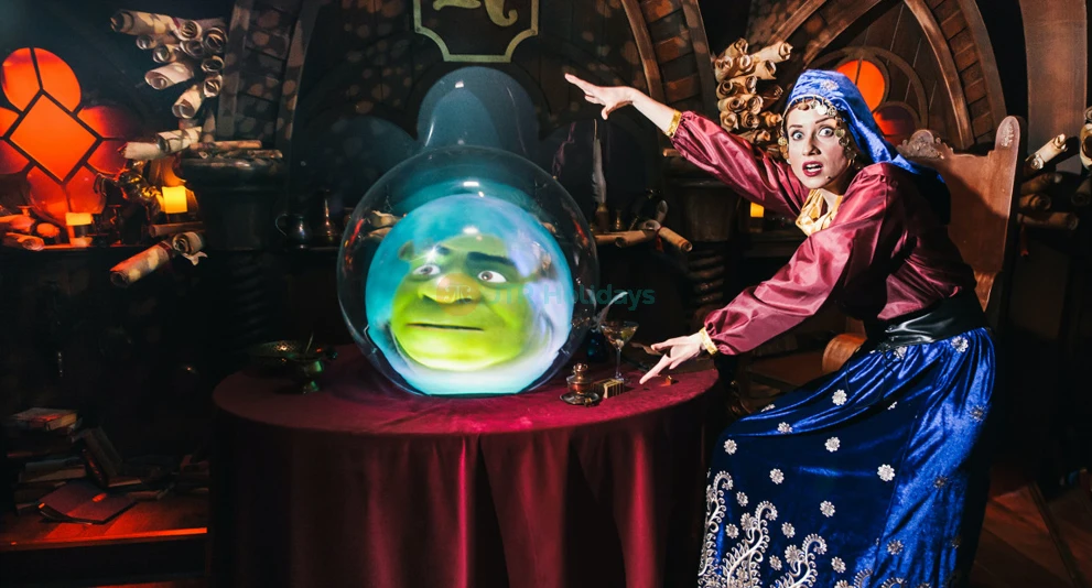 L'Aventure de Shrek à Londres - Entrez dans l'univers de Shrek avec L'Aventure de Shrek à Londres, une expérience interactive pleine de divertissement pour tous les âges. Profitez d'un trajet en bus volant 4D, de spectacles en direct et d'effets spéciaux lors de votre voyage à Très Très Loin. Rencontrez Shrek, l'Âne et d'autres personnages adorés. Réservez vos billets pour L'Aventure de Shrek à Londres dès aujourd'hui ! L'Aventure de Shrek à Londres - Image 1 sur 5