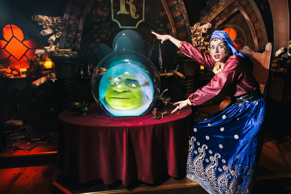 L'Aventure de Shrek à Londres - Entrez dans l'univers de Shrek avec L'Aventure de Shrek à Londres, une expérience interactive pleine de divertissement pour tous les âges. Profitez d'un trajet en bus volant 4D, de spectacles en direct et d'effets spéciaux lors de votre voyage à Très Très Loin. Rencontrez Shrek, l'Âne et d'autres personnages adorés. Réservez vos billets pour L'Aventure de Shrek à Londres dès aujourd'hui ! L'Aventure de Shrek à Londres - Image 1 sur 5