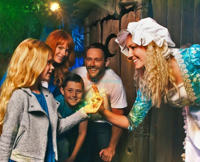 L'Aventure de Shrek à Londres - Entrez dans l'univers de Shrek avec L'Aventure de Shrek à Londres, une expérience interactive pleine de divertissement pour tous les âges. Profitez d'un trajet en bus volant 4D, de spectacles en direct et d'effets spéciaux lors de votre voyage à Très Très Loin. Rencontrez Shrek, l'Âne et d'autres personnages adorés. Réservez vos billets pour L'Aventure de Shrek à Londres dès aujourd'hui ! L'Aventure de Shrek à Londres - Image 2 sur 5