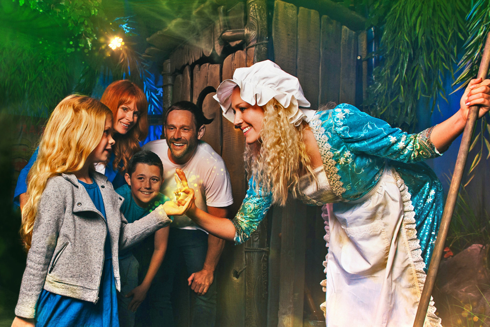 L'Aventure de Shrek à Londres - Entrez dans l'univers de Shrek avec L'Aventure de Shrek à Londres, une expérience interactive pleine de divertissement pour tous les âges. Profitez d'un trajet en bus volant 4D, de spectacles en direct et d'effets spéciaux lors de votre voyage à Très Très Loin. Rencontrez Shrek, l'Âne et d'autres personnages adorés. Réservez vos billets pour L'Aventure de Shrek à Londres dès aujourd'hui ! L'Aventure de Shrek à Londres - Image 2 sur 5