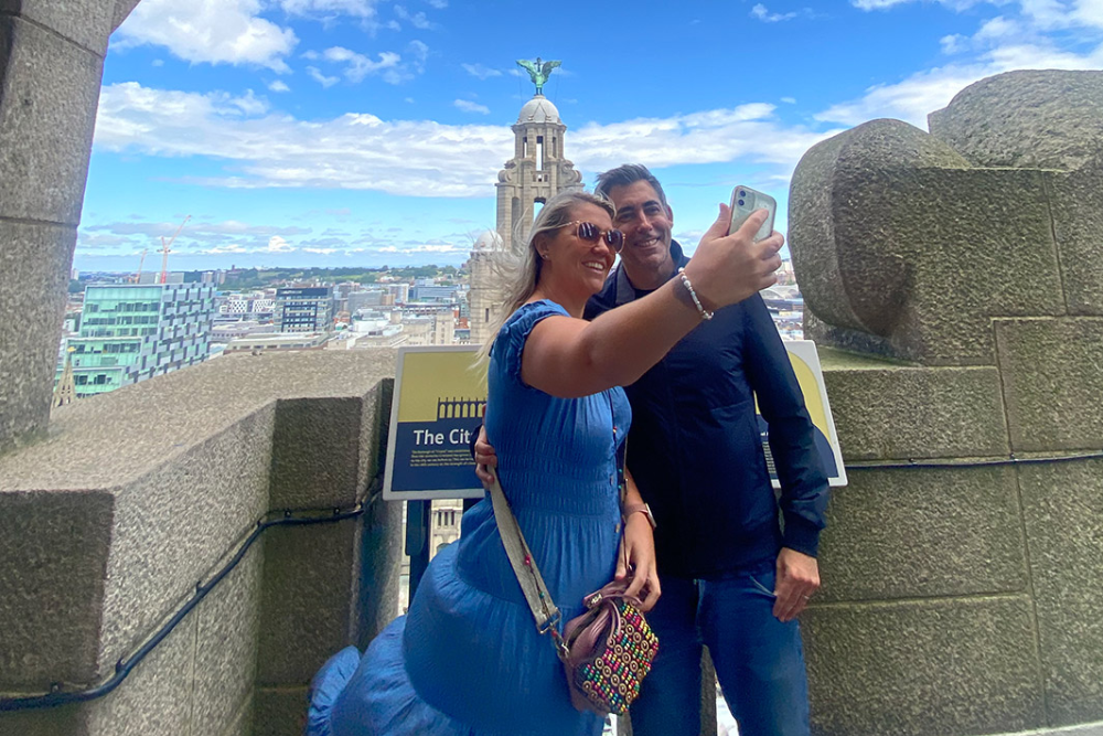 360 du Royal Liver Building - Vivez l'expérience 360 du Royal Liver Building et profitez de vues à couper le souffle depuis le monument emblématique de Liverpool. Faites une visite guidée du 360 du Royal Liver Building et découvrez sa riche histoire. Découvrez des récits fascinants, voyez des artefacts historiques et explorez le mécanisme d'horloge original. Assistez à un spectacle audiovisuel immersif à 270° au 360 du Royal Liver Building, qui fait revivre le passé de Liverpool. Ne manquez pas votre chance de visiter le 360 du Royal Liver Building et de voir la ville d'en haut ! 360 du Royal Liver Building - Image 1 sur 5