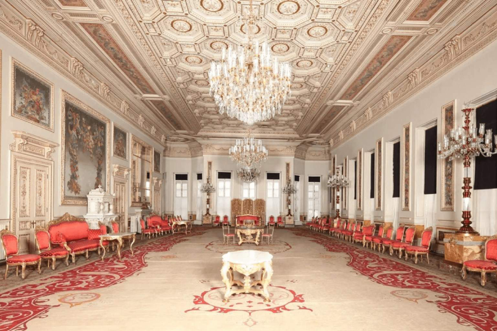 Palacio Yildiz Estambul - Descubre el Palacio Yıldız Estambul, una joya oculta de la historia otomana y una impresionante arquitectura. El Palacio Yıldız Estambul ofrece a los visitantes una visión de la vida real con sus habitaciones bellamente conservadas y su lujosa decoración. Explora el tranquilo Parque Yıldız y disfruta del ambiente pacífico que rodea al Palacio Yıldız Estambul. Evita las filas para comprar entradas y retrocede en el tiempo mientras descubres los secretos del Palacio Yıldız Estambul, un ícono del rico patrimonio de Estambul. ¡No pierdas la oportunidad de experimentar el Palacio Yıldız Estambul! Palacio Yildiz Estambul - Imagen 1 de 5