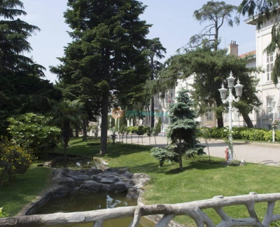 Palacio Yildiz Estambul - Descubre el Palacio Yıldız Estambul, una joya oculta de la historia otomana y una impresionante arquitectura. El Palacio Yıldız Estambul ofrece a los visitantes una visión de la vida real con sus habitaciones bellamente conservadas y su lujosa decoración. Explora el tranquilo Parque Yıldız y disfruta del ambiente pacífico que rodea al Palacio Yıldız Estambul. Evita las filas para comprar entradas y retrocede en el tiempo mientras descubres los secretos del Palacio Yıldız Estambul, un ícono del rico patrimonio de Estambul. ¡No pierdas la oportunidad de experimentar el Palacio Yıldız Estambul! Palacio Yildiz Estambul - Imagen 2 de 5