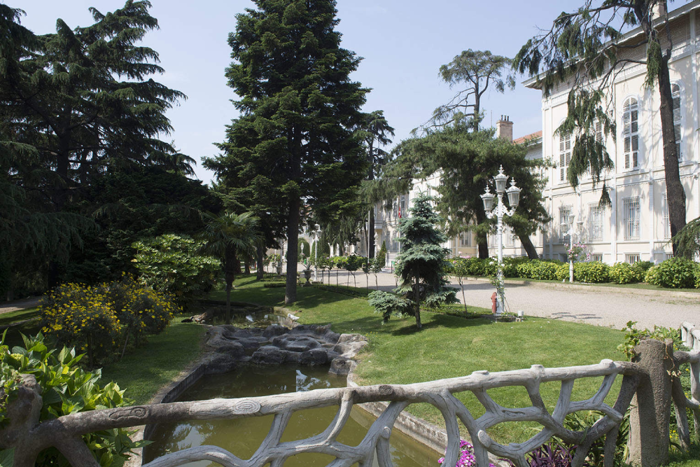 Palacio Yildiz Estambul - Descubre el Palacio Yıldız Estambul, una joya oculta de la historia otomana y una impresionante arquitectura. El Palacio Yıldız Estambul ofrece a los visitantes una visión de la vida real con sus habitaciones bellamente conservadas y su lujosa decoración. Explora el tranquilo Parque Yıldız y disfruta del ambiente pacífico que rodea al Palacio Yıldız Estambul. Evita las filas para comprar entradas y retrocede en el tiempo mientras descubres los secretos del Palacio Yıldız Estambul, un ícono del rico patrimonio de Estambul. ¡No pierdas la oportunidad de experimentar el Palacio Yıldız Estambul! Palacio Yildiz Estambul - Imagen 2 de 5
