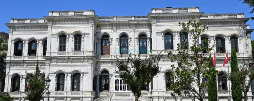 Palacio Yildiz Estambul - Descubre el Palacio Yıldız Estambul, una joya oculta de la historia otomana y una impresionante arquitectura. El Palacio Yıldız Estambul ofrece a los visitantes una visión de la vida real con sus habitaciones bellamente conservadas y su lujosa decoración. Explora el tranquilo Parque Yıldız y disfruta del ambiente pacífico que rodea al Palacio Yıldız Estambul. Evita las filas para comprar entradas y retrocede en el tiempo mientras descubres los secretos del Palacio Yıldız Estambul, un ícono del rico patrimonio de Estambul. ¡No pierdas la oportunidad de experimentar el Palacio Yıldız Estambul! Palacio Yildiz Estambul - Imagen 4 de 5