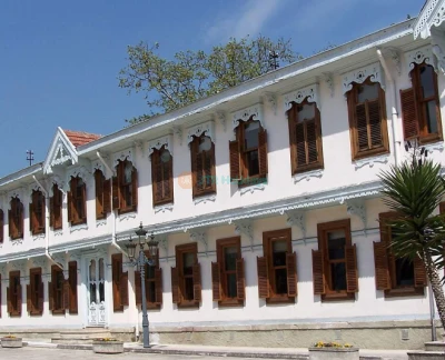 Palacio Yildiz Estambul - Descubre el Palacio Yıldız Estambul, una joya oculta de la historia otomana y una impresionante arquitectura. El Palacio Yıldız Estambul ofrece a los visitantes una visión de la vida real con sus habitaciones bellamente conservadas y su lujosa decoración. Explora el tranquilo Parque Yıldız y disfruta del ambiente pacífico que rodea al Palacio Yıldız Estambul. Evita las filas para comprar entradas y retrocede en el tiempo mientras descubres los secretos del Palacio Yıldız Estambul, un ícono del rico patrimonio de Estambul. ¡No pierdas la oportunidad de experimentar el Palacio Yıldız Estambul! Palacio Yildiz Estambul - Imagen 5 de 5