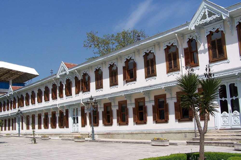 Palacio Yildiz Estambul - Descubre el Palacio Yıldız Estambul, una joya oculta de la historia otomana y una impresionante arquitectura. El Palacio Yıldız Estambul ofrece a los visitantes una visión de la vida real con sus habitaciones bellamente conservadas y su lujosa decoración. Explora el tranquilo Parque Yıldız y disfruta del ambiente pacífico que rodea al Palacio Yıldız Estambul. Evita las filas para comprar entradas y retrocede en el tiempo mientras descubres los secretos del Palacio Yıldız Estambul, un ícono del rico patrimonio de Estambul. ¡No pierdas la oportunidad de experimentar el Palacio Yıldız Estambul! Palacio Yildiz Estambul - Imagen 5 de 5