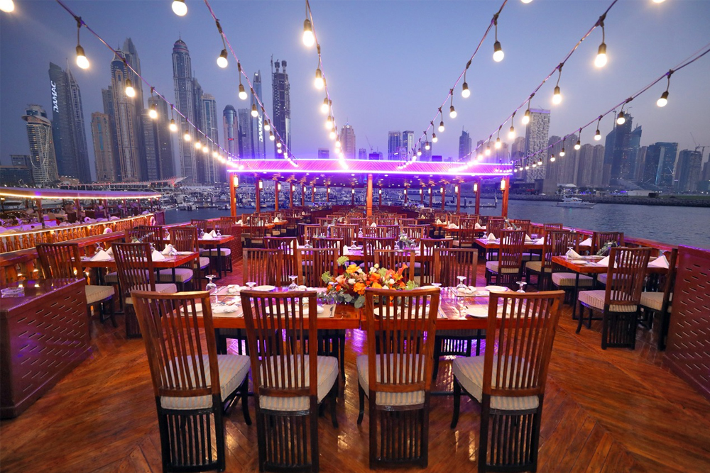 Croisière Dhow à la Marina de Dubaï - La croisière Dhow à la Marina de Dubaï est une activité incontournable pour les touristes. Spectacles en direct, dîner buffet et croisière de 2 heures, opérant tous les jours. Réservez en ligne. Croisière Dhow à la Marina de Dubaï - Image 1 sur 5