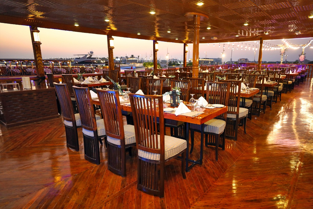 Croisière Dhow à la Marina de Dubaï - La croisière Dhow à la Marina de Dubaï est une activité incontournable pour les touristes. Spectacles en direct, dîner buffet et croisière de 2 heures, opérant tous les jours. Réservez en ligne. Croisière Dhow à la Marina de Dubaï - Image 2 sur 5