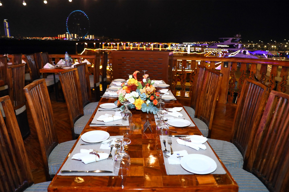 Croisière Dhow à la Marina de Dubaï - La croisière Dhow à la Marina de Dubaï est une activité incontournable pour les touristes. Spectacles en direct, dîner buffet et croisière de 2 heures, opérant tous les jours. Réservez en ligne. Croisière Dhow à la Marina de Dubaï - Image 5 sur 5