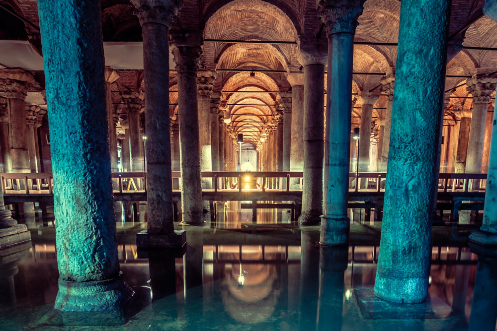 Cisterna Basílica Estambul - Descubre la Cisterna Basílica en Estambul, un impresionante depósito subterráneo construido en el siglo VI. Maravíllate con sus grandes columnas de mármol, misteriosas cabezas de Medusa y su atmósfera serena. Explora esta antigua maravilla bizantina cerca de la Hagia Sophia y descubre su fascinante historia. Una atracción imprescindible para amantes de la historia y viajeros en Estambul. Cisterna Basílica Estambul - Imagen 1 de 5