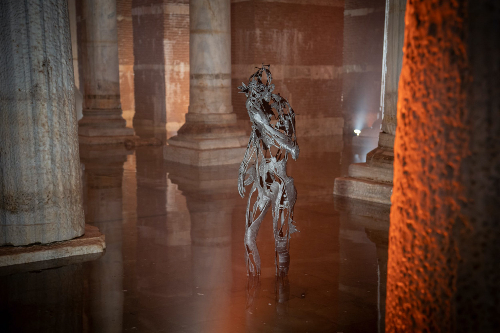 Cisterna Basílica Estambul - Descubre la Cisterna Basílica en Estambul, un impresionante depósito subterráneo construido en el siglo VI. Maravíllate con sus grandes columnas de mármol, misteriosas cabezas de Medusa y su atmósfera serena. Explora esta antigua maravilla bizantina cerca de la Hagia Sophia y descubre su fascinante historia. Una atracción imprescindible para amantes de la historia y viajeros en Estambul. Cisterna Basílica Estambul - Imagen 2 de 5