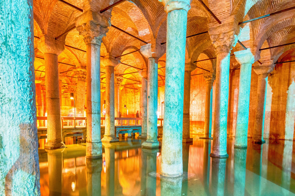 Cisterna Basílica Estambul - Descubre la Cisterna Basílica en Estambul, un impresionante depósito subterráneo construido en el siglo VI. Maravíllate con sus grandes columnas de mármol, misteriosas cabezas de Medusa y su atmósfera serena. Explora esta antigua maravilla bizantina cerca de la Hagia Sophia y descubre su fascinante historia. Una atracción imprescindible para amantes de la historia y viajeros en Estambul. Cisterna Basílica Estambul - Imagen 3 de 5