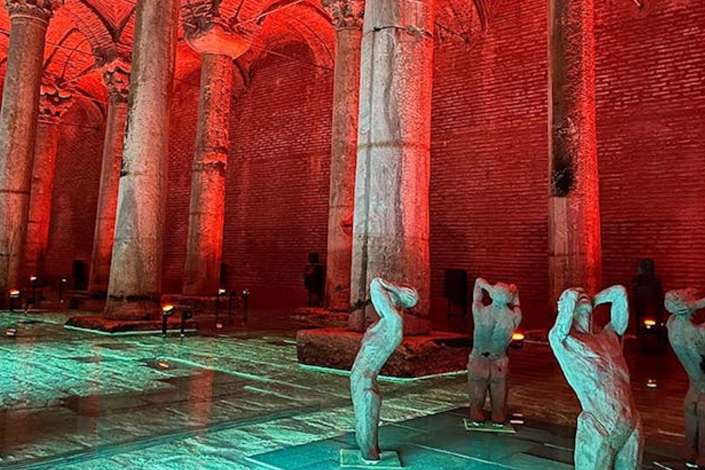 Cisterna Basílica Estambul - Descubre la Cisterna Basílica en Estambul, un impresionante depósito subterráneo construido en el siglo VI. Maravíllate con sus grandes columnas de mármol, misteriosas cabezas de Medusa y su atmósfera serena. Explora esta antigua maravilla bizantina cerca de la Hagia Sophia y descubre su fascinante historia. Una atracción imprescindible para amantes de la historia y viajeros en Estambul. Cisterna Basílica Estambul - Imagen 4 de 5