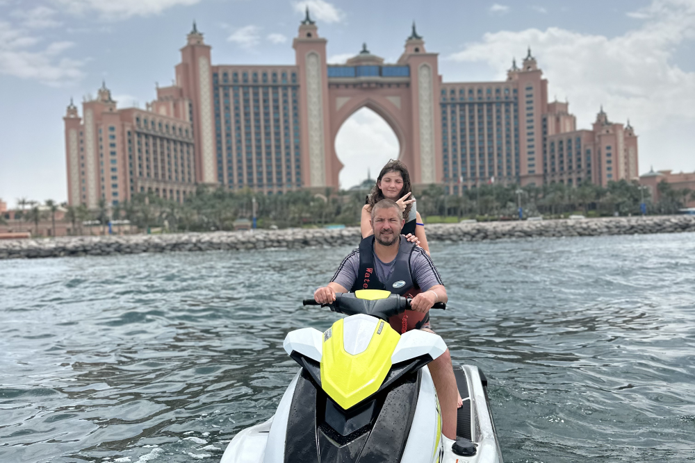 Xtreme Jet Ski Dubaï - Xtreme Jet Ski Dubaï propose des balades en jet-ski palpitantes autour des sites emblématiques de la ville. Explorez la Marina de Dubaï, Palm Jumeirah et Atlantis avec Xtreme Jet Ski Dubaï pour une aventure inoubliable. Ressentez l'adrénaline en filant sur l'eau avec Xtreme Jet Ski Dubaï. Que vous soyez débutant ou expert, Xtreme Jet Ski Dubaï garantit une sortie excitante. Réservez votre excursion en jet-ski dès aujourd'hui avec Xtreme Jet Ski Dubaï et découvrez le meilleur des eaux de Dubaï ! Xtreme Jet Ski Dubaï - Image 2 sur 5