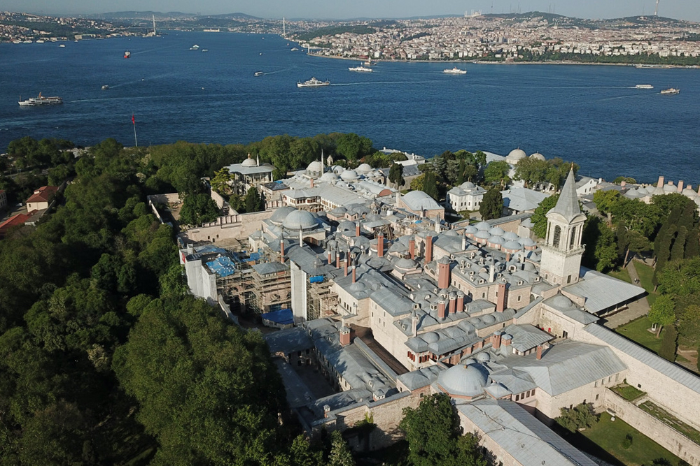 Topkapi Palace Museum - Explore the Topkapi Palace Museum in Istanbul, the former residence of Ottoman sultans. Discover the Imperial Treasury, Harem section, and breathtaking Bosphorus views. Learn about the palace’s rich history with expert guides and multilingual audio guides. Book your tickets now for an unforgettable journey into the Ottoman Empire. Topkapi Palace Museum - Image 5 of 5