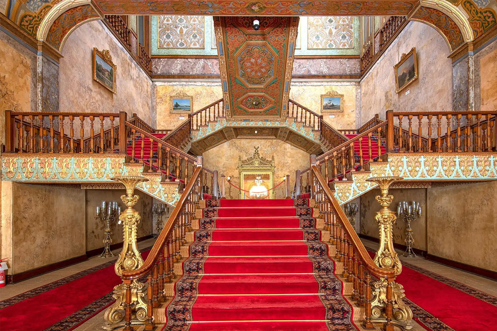 Beylerbeyi Palast Istanbul - Entdecken Sie die Pracht des Beylerbeyi Palasts in Istanbul, eine atemberaubende Sommerresidenz aus osmanischer Zeit am Bosporus. Bewundern Sie die prächtigen Innenräume, eleganten Kronleuchter und atemberaubenden Wasserblick. Erfahren Sie die reiche Geschichte der Sultane und Würdenträger, die einst seine Säle durchschritten. Buchen Sie Ihr Beylerbeyi Palast-Ticket für eine Reise durch kaiserlichen Luxus! Beylerbeyi Palast Istanbul - Bild 3 von 5