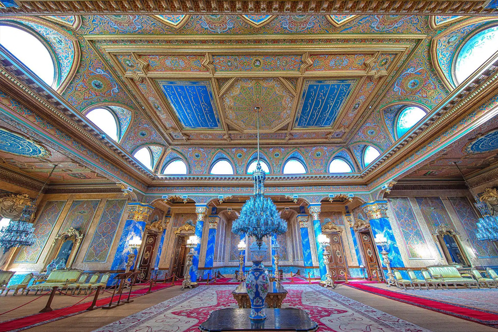 Beylerbeyi Palast Istanbul - Entdecken Sie die Pracht des Beylerbeyi Palasts in Istanbul, eine atemberaubende Sommerresidenz aus osmanischer Zeit am Bosporus. Bewundern Sie die prächtigen Innenräume, eleganten Kronleuchter und atemberaubenden Wasserblick. Erfahren Sie die reiche Geschichte der Sultane und Würdenträger, die einst seine Säle durchschritten. Buchen Sie Ihr Beylerbeyi Palast-Ticket für eine Reise durch kaiserlichen Luxus! Beylerbeyi Palast Istanbul - Bild 4 von 5