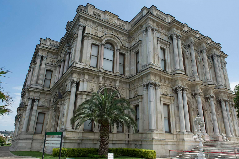 イスタンブールのベイレルベイ宮殿 - ボスポラス沿いに建つオスマン時代の見事な夏の離宮、イスタンブールのベイレルベイ宮殿の壮麗さを探訪してください。豪華な内装、優雅なシャンデリア、息をのむような海辺の眺めをお楽しみください。かつてその廊下を歩いたスルタンや要人たちの豊かな歴史を発見しましょう。帝国の豪華さを巡る旅のために、ベイレルベイ宮殿のチケットを予約しましょう! イスタンブールのベイレルベイ宮殿 - 画像 5 の 5