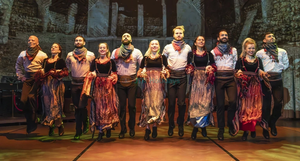 イスタンブールのホジャパシャ文化センターでのトルコ舞踊ショー - Image 1 of 10