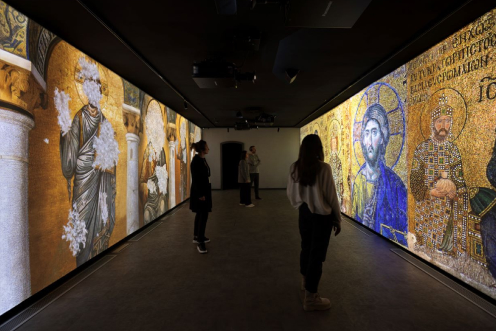 Museo de Historia y Experiencia de Santa Sofía - Explora el Museo de Historia y Experiencia de Santa Sofía en Estambul y descubre la fascinante historia de este emblemático monumento. Descubre exhibiciones interactivas, modelos 3D y artefactos históricos que dan vida a su rico pasado. Experimenta la transformación de Santa Sofía, de una gran iglesia a una majestuosa mezquita, a través de exhibiciones atractivas. Museo de Historia y Experiencia de Santa Sofía - Imagen 4 de 5