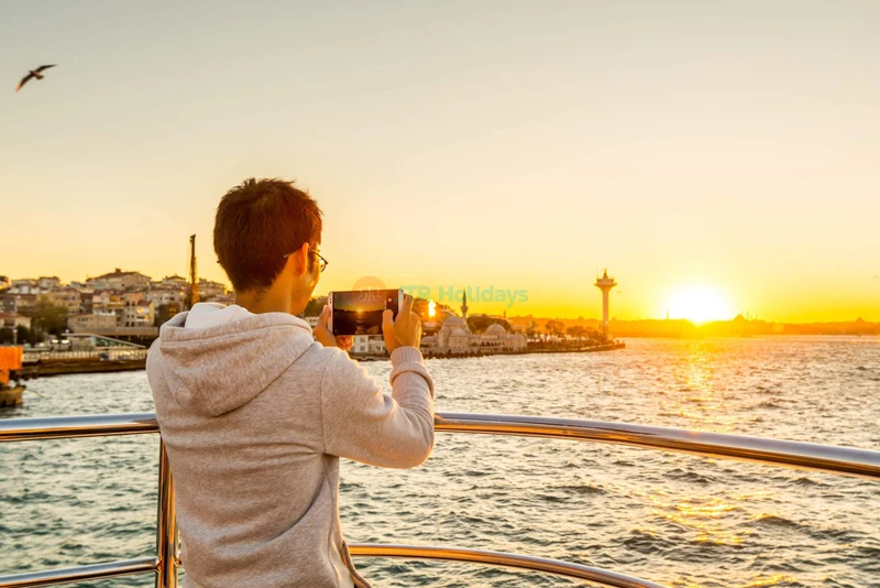 Bosphorus Sightseeing Cruise Istanbul | Explore the City's Beauty from the Water - JTR Holidays - Image 7 of 9