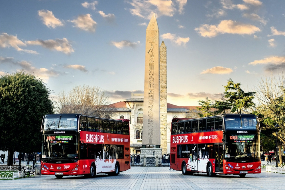 Istanbul Hop-On Hop-Off Bustour - Erkunden Sie Istanbul mit der Istanbul Hop-On Hop-Off Bustour. Besuchen Sie Top-Attraktionen wie die Hagia Sophia und die Blaue Moschee in Ihrem eigenen Tempo. Genießen Sie Panoramablicke und einen mehrsprachigen Audioführer. Buchen Sie jetzt für ein flexibles und stressfreies Sightseeing-Erlebnis! Istanbul Hop-On Hop-Off Bustour - Bild 3 von 5