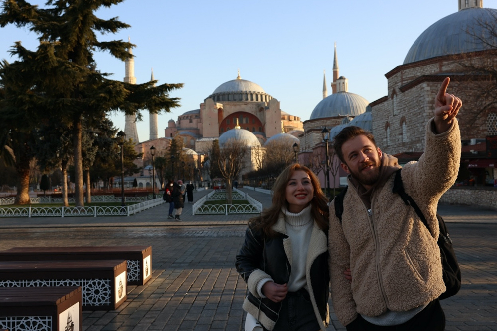 Istanbul Hop-On Hop-Off Bustour - Erkunden Sie Istanbul mit der Istanbul Hop-On Hop-Off Bustour. Besuchen Sie Top-Attraktionen wie die Hagia Sophia und die Blaue Moschee in Ihrem eigenen Tempo. Genießen Sie Panoramablicke und einen mehrsprachigen Audioführer. Buchen Sie jetzt für ein flexibles und stressfreies Sightseeing-Erlebnis! Istanbul Hop-On Hop-Off Bustour - Bild 4 von 5